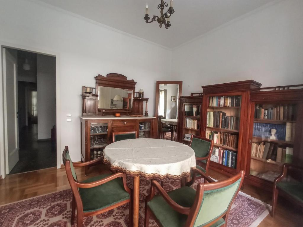 3-Generations Athenian home