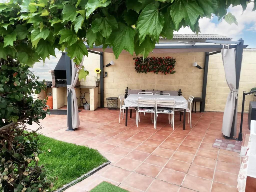 une terrasse avec une table blanche et des chaises. dans l'établissement 3 bedrooms house with private pool enclosed garden and wifi at Chatun, à Chatún