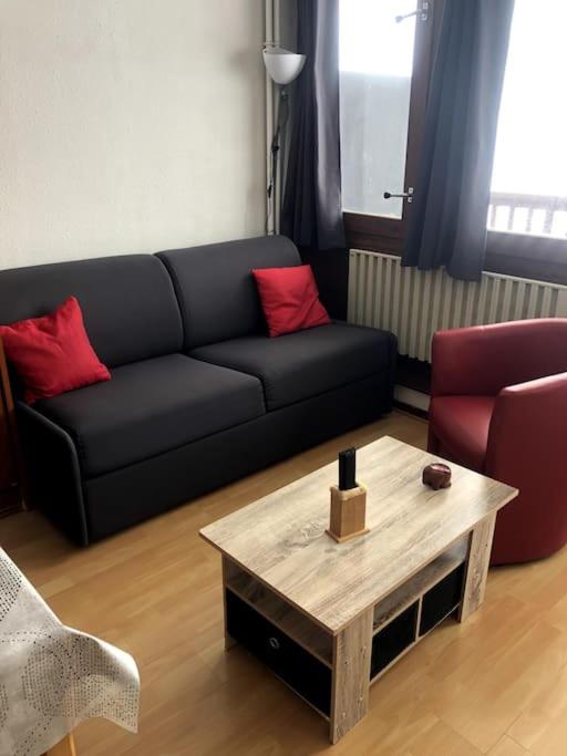 un salon avec un canapé et une table basse dans l'établissement Chez Martiniere, à Bagnères-de-Bigorre