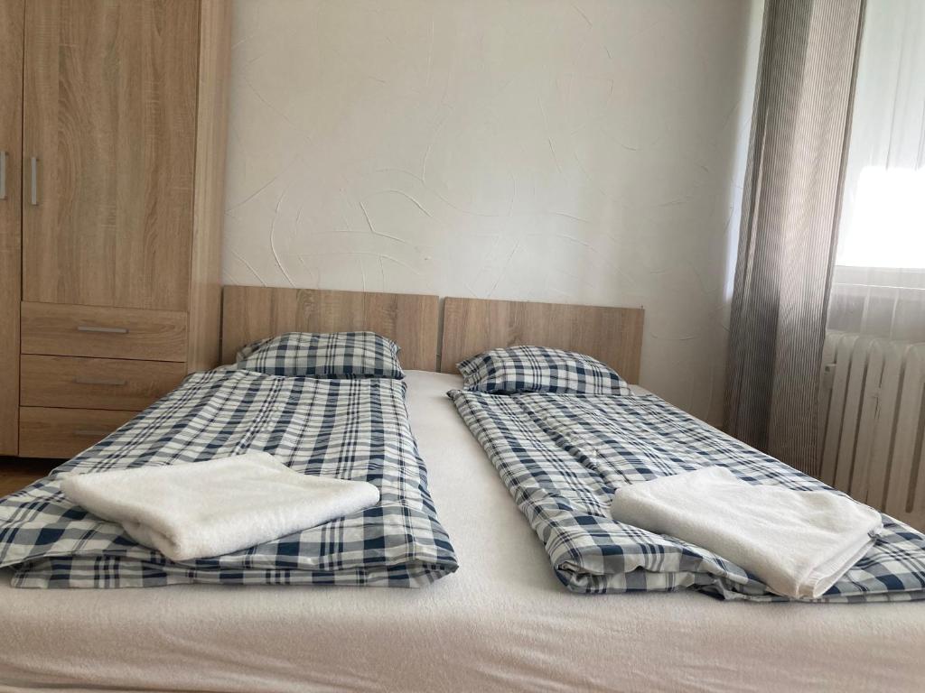 Een bed of bedden in een kamer bij Airport Hostel Budziszyńska