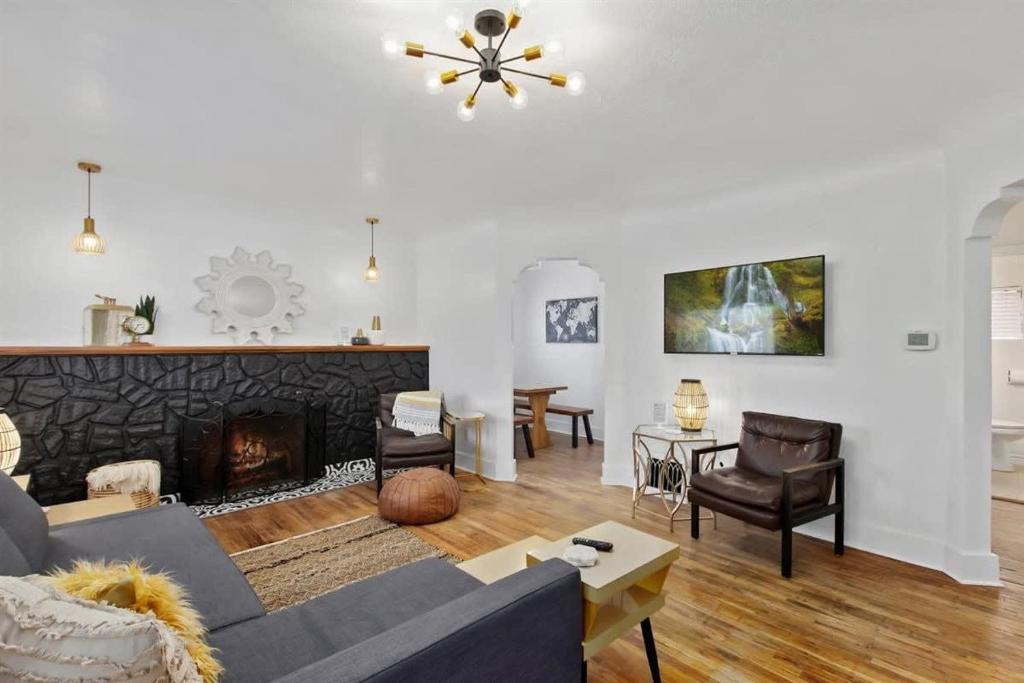 sala de estar con sofá y chimenea en #StayinMyDistrictTwinFalls Tudor, en Twin Falls