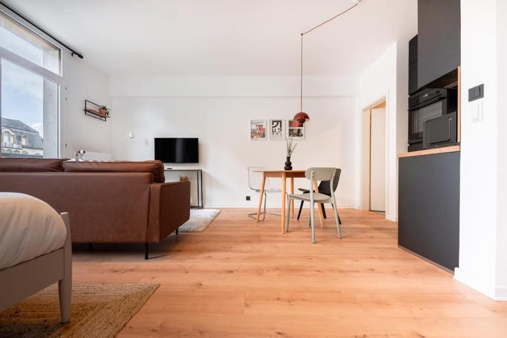 - un salon avec un canapé et une table dans l'établissement Renovated Chic Studio 5 Min to City Center-ID-160, à Luxembourg
