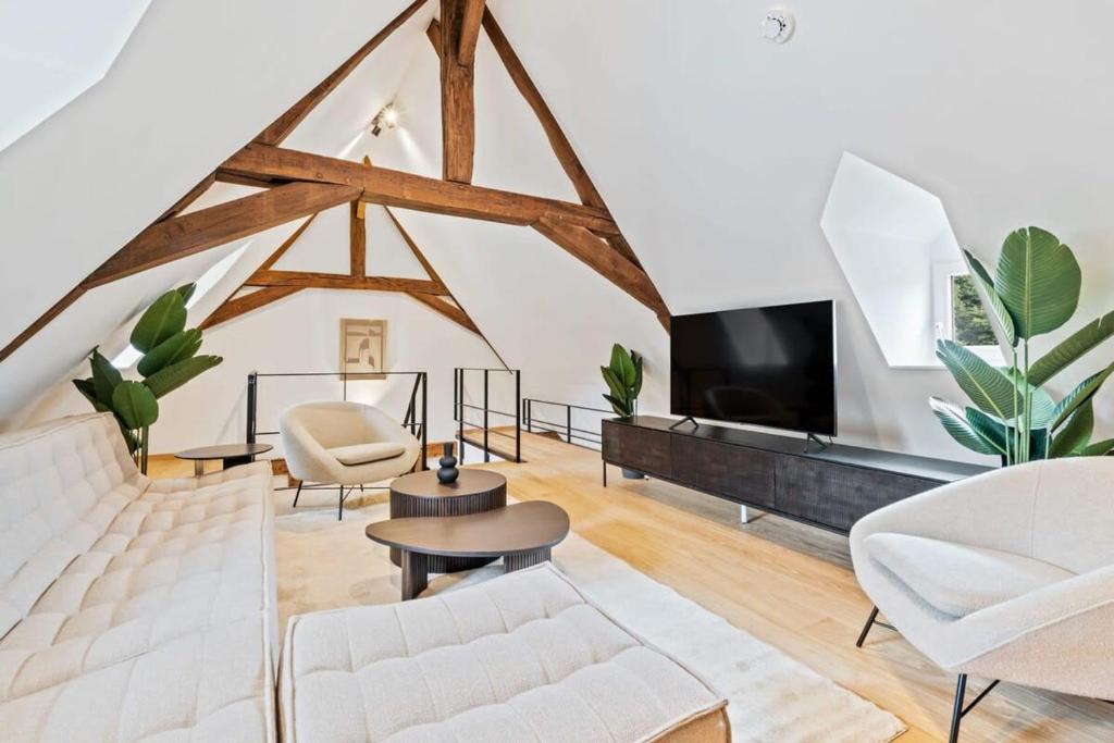 uma sala de estar com mobiliário branco e uma televisão de ecrã plano em Escape to Clausen Stylish Apartment ID212 em Luxemburgo
