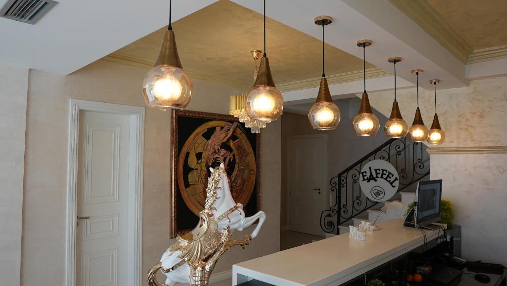 eine Gruppe von Leuchten, die von einer Decke hängen in der Unterkunft Hotel Eiffel in Tirana