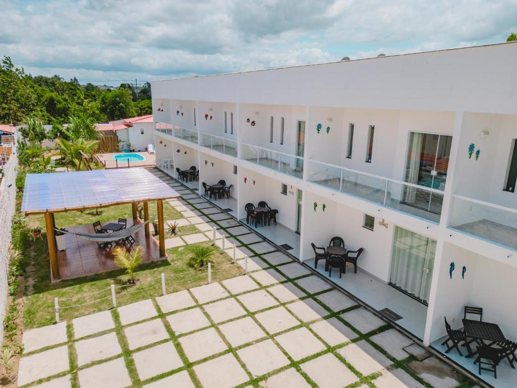 - une vue aérienne sur un bâtiment blanc avec une cour dans l'établissement Village Mariah, à Coroa Vermelha