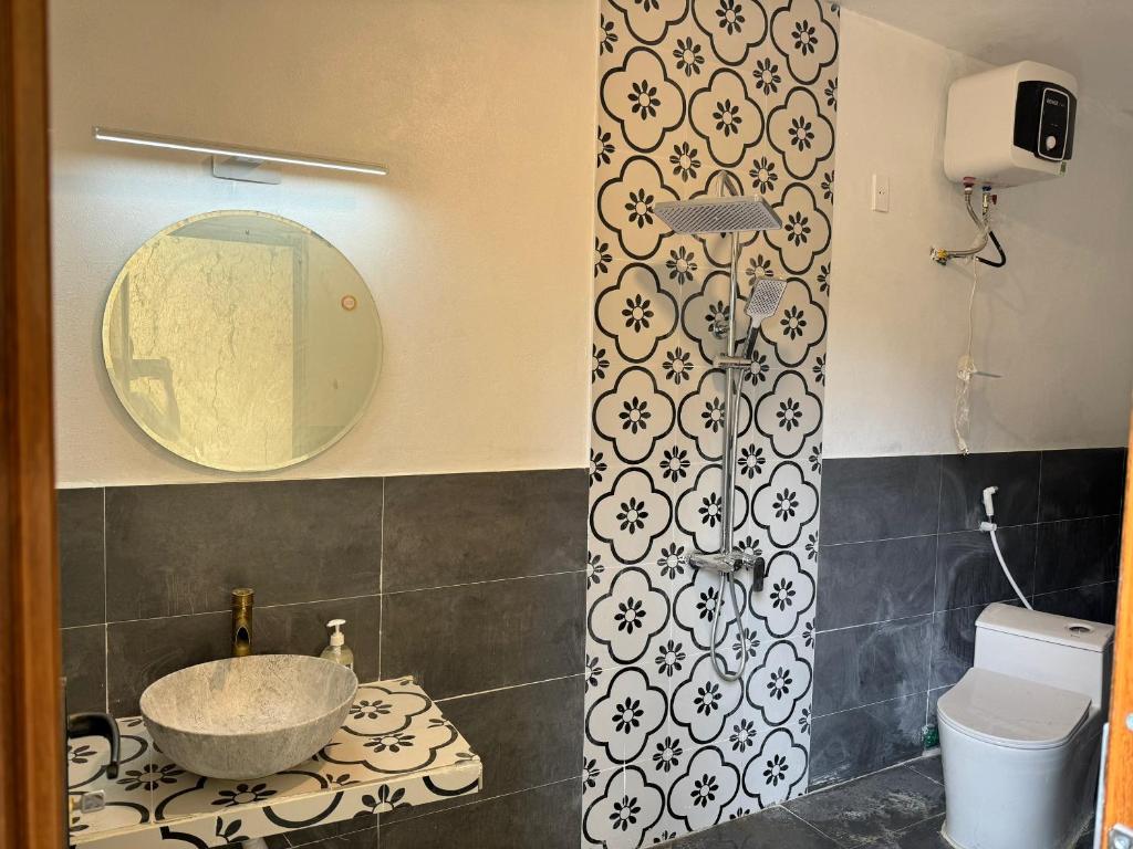 Baðherbergi á Gõ Kiến Homestay