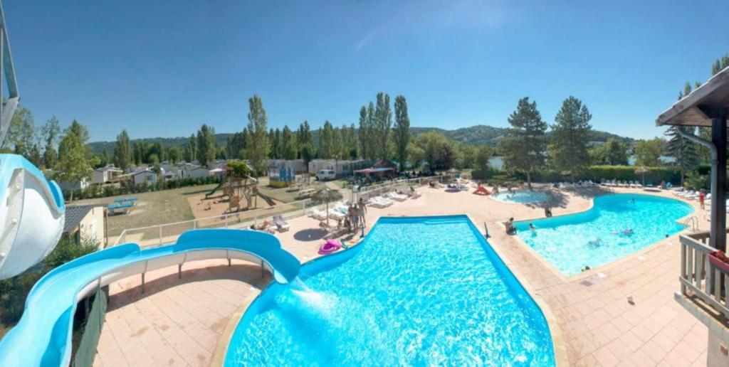 un parc aquatique avec un toboggan et une piscine dans l'établissement Mobil-home Siblu Les Rives de Condrieu, à Condrieu