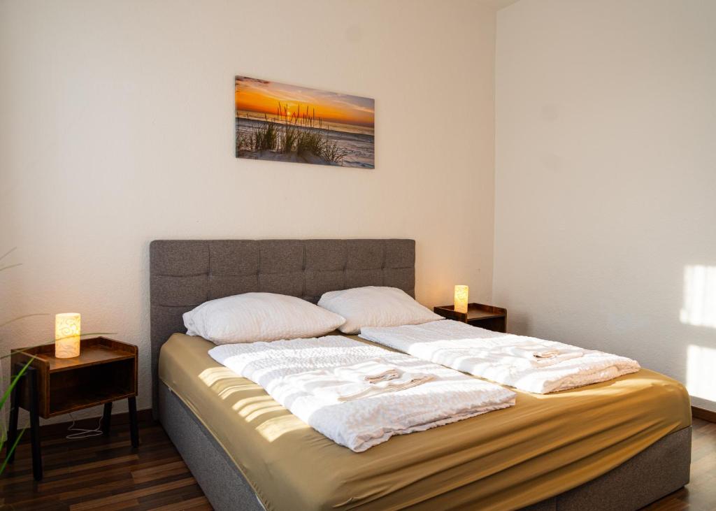 ein Bett mit zwei Kissen auf einem Zimmer in der Unterkunft Apartmenthaus Rankestraße 4 in Dresden