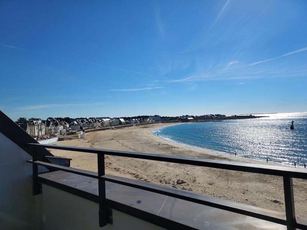 - un balcon offrant une vue sur la plage dans l'établissement Adresse privilégiée et vue mer à Quiberon, à Quiberon