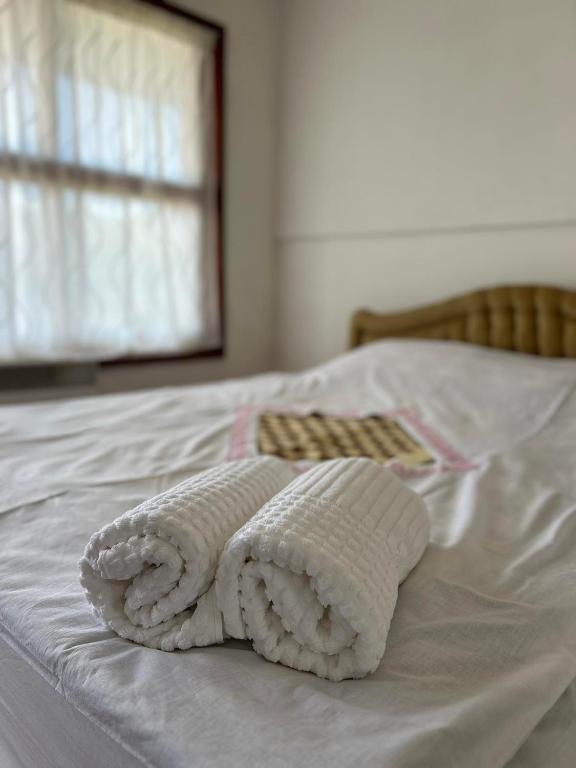 Una toalla blanca sobre una cama en Sunset terrace, en Ilinden