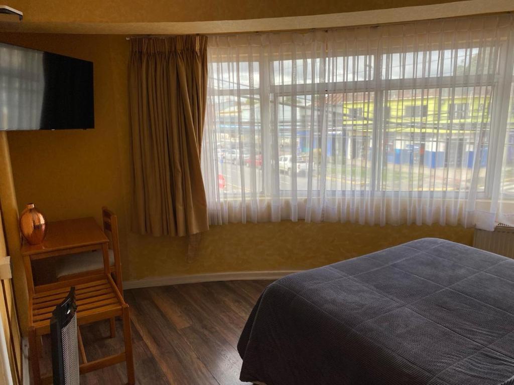 Una televisión o centro de entretenimiento en Hotel Libertador Bernardo O´Higgins