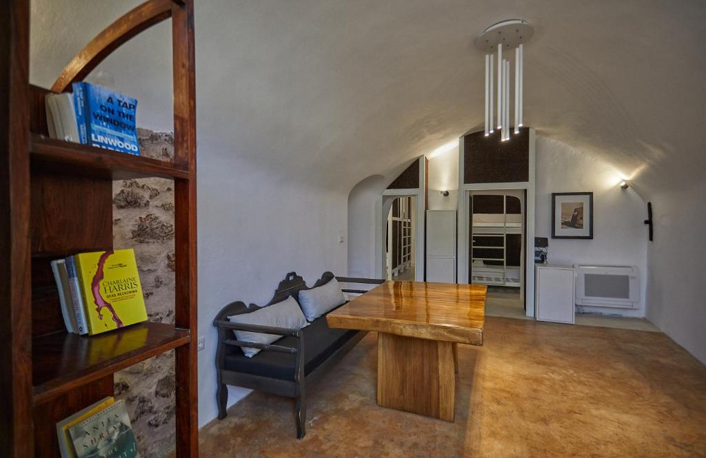 un soggiorno con un tavolo e un divano di Hostel 16 Oia a Oia