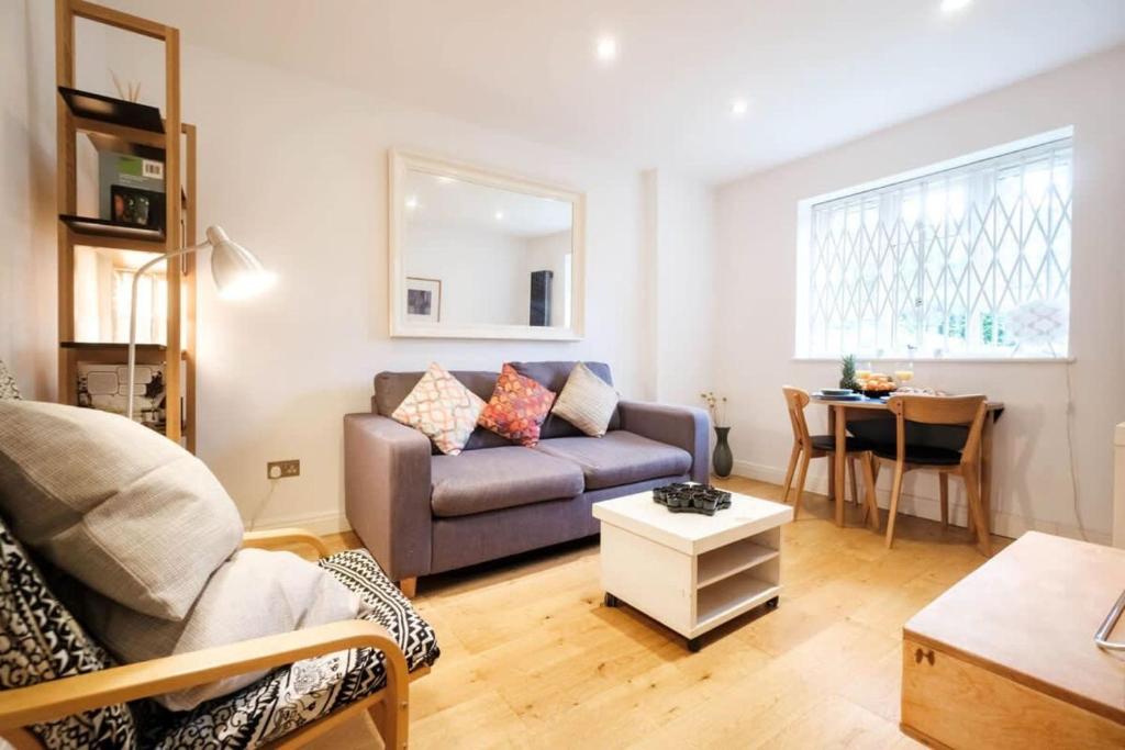 a living room with a couch and a table at Shoreditch Park & Islington - CityApartmentStay in London