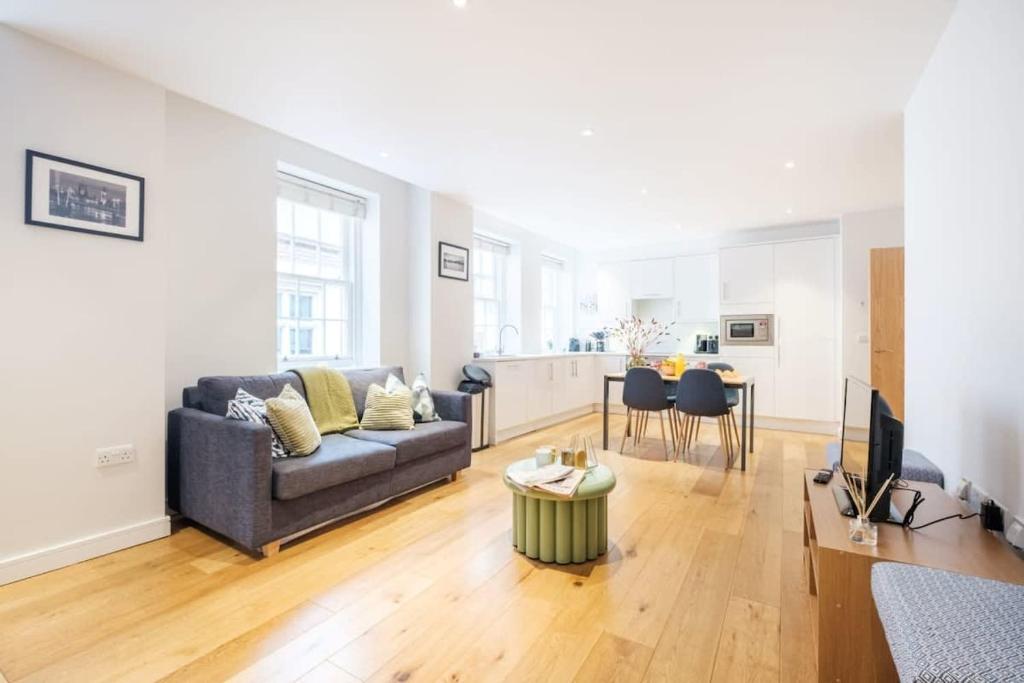a living room with a couch and a table at City of London - CityApartmentStay in London