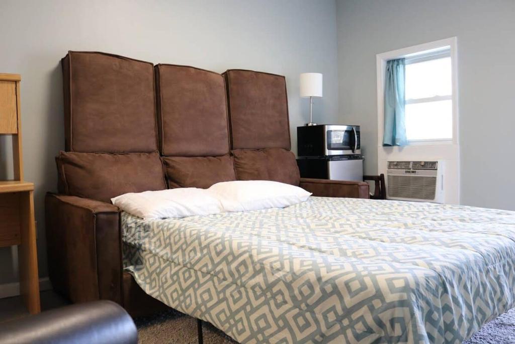 een slaapkamer met een groot bed met een groot hoofdeinde bij Guest Area for Rent, Your own space! in Hendersonville