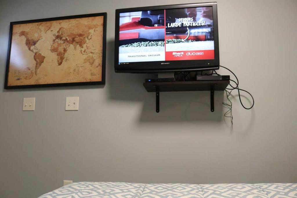 Et tv og/eller underholdning på Cozy Room Near Downtown Hendersonville