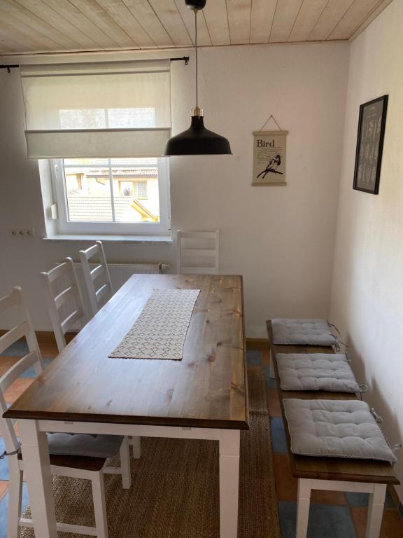 comedor con mesa de madera y sillas en Bayerwaldnest en Spiegelau