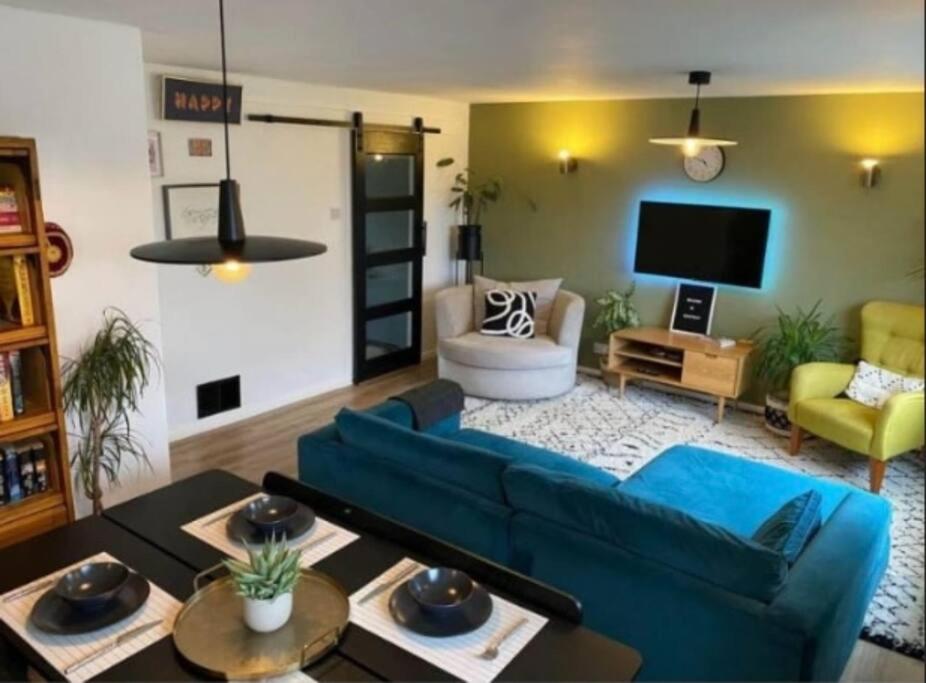 謝菲爾德的住宿－K Suites - Park Grange Croft，客厅配有蓝色的沙发和电视