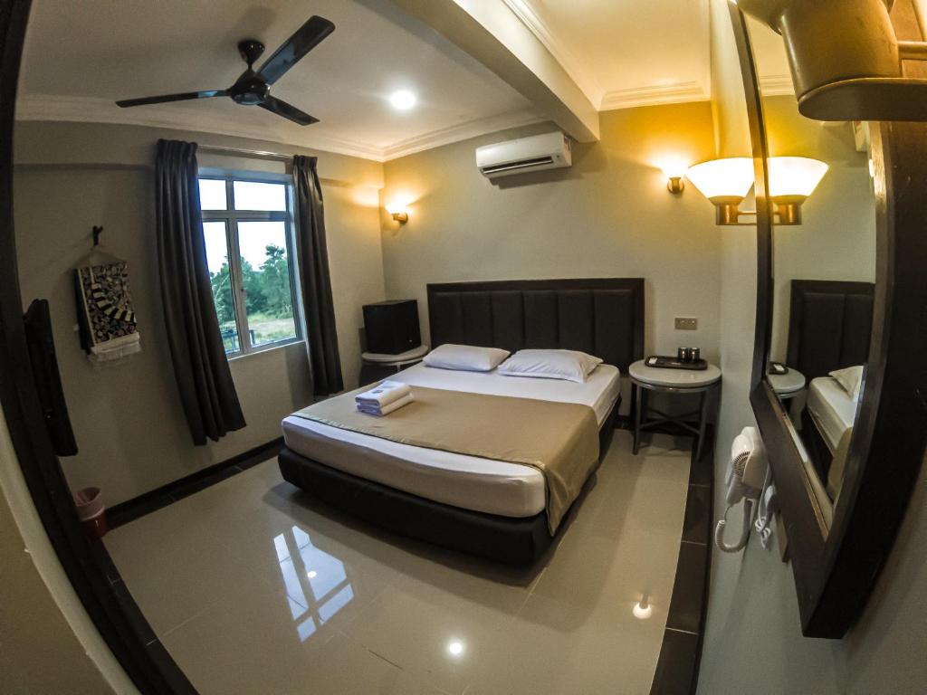 Habitación de hotel con cama y ventana en Najmi Inn Hotel, 