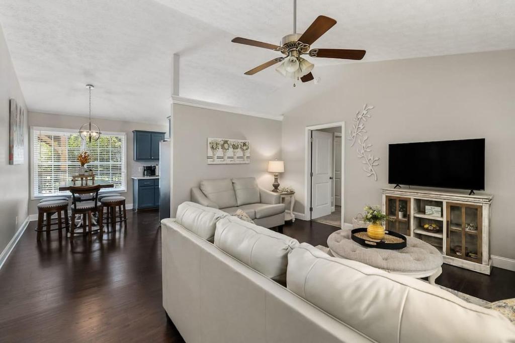 Μια τηλεόραση ή/και κέντρο ψυχαγωγίας στο Burgess Falls bungalow minutes from Cookeville