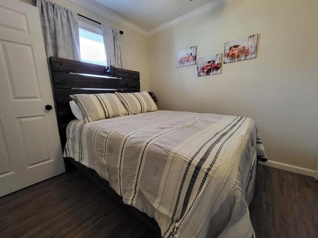 una camera da letto con un letto con testiera in legno di Country Roads 1BR apartment near TTU & downtown a Cookeville