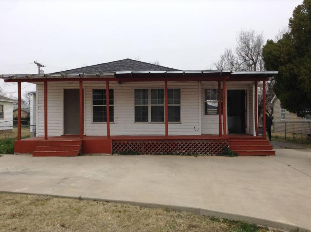 ein Haus mit einem roten und weißen Haus in der Unterkunft Most Economical Place in Lawton! in Lawton
