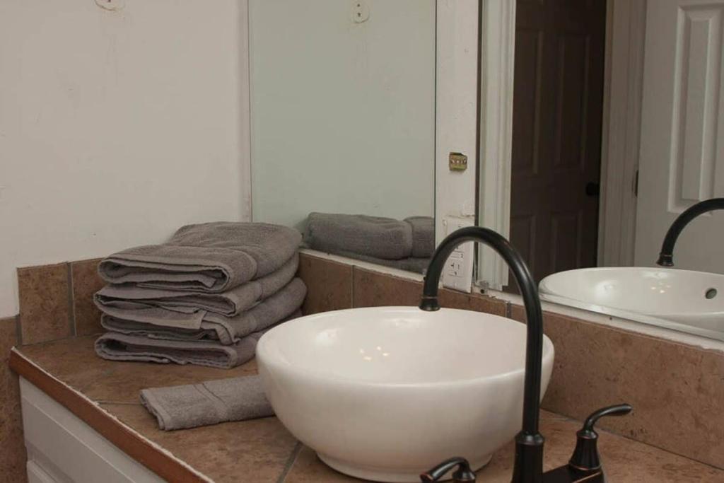 y baño con lavabo blanco y espejo. en Less than 1 mile from Fort Sill 2 Bedrooms!!!!, en Lawton
