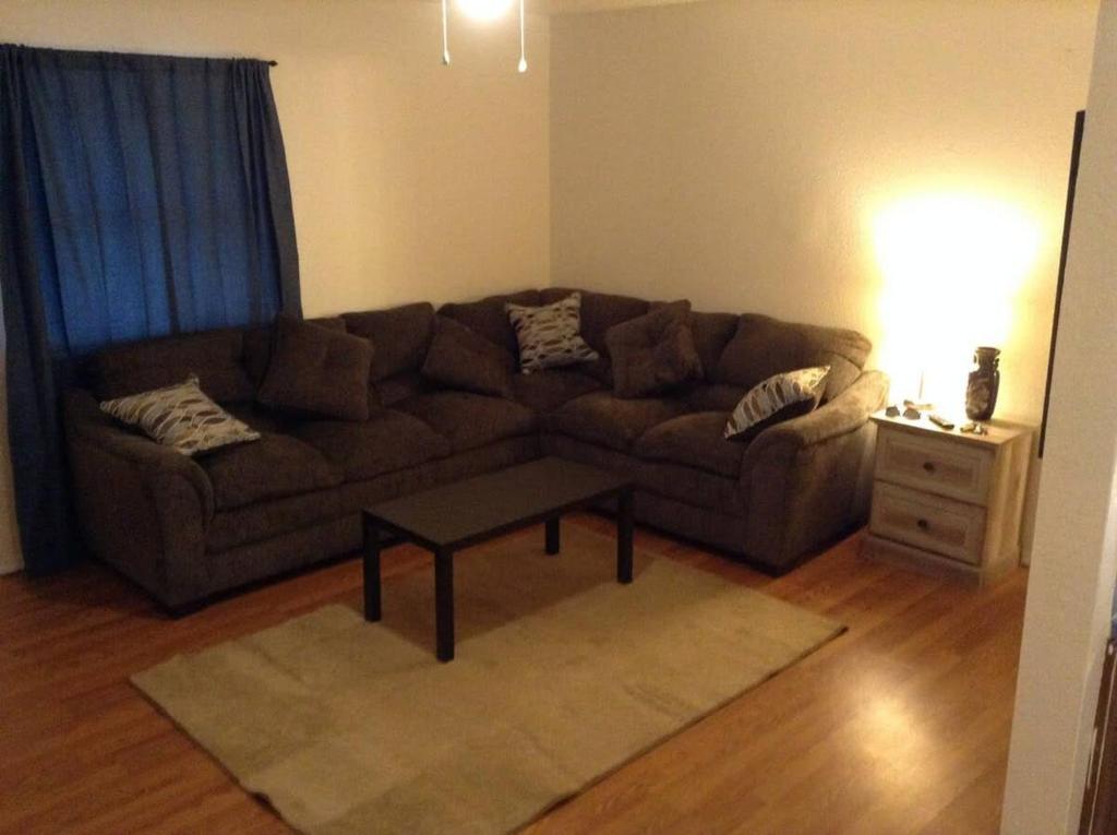 uma sala de estar com um sofá e uma mesa de centro em 1 Bedroom Apartment for you! Next to Fort Sill em Lawton