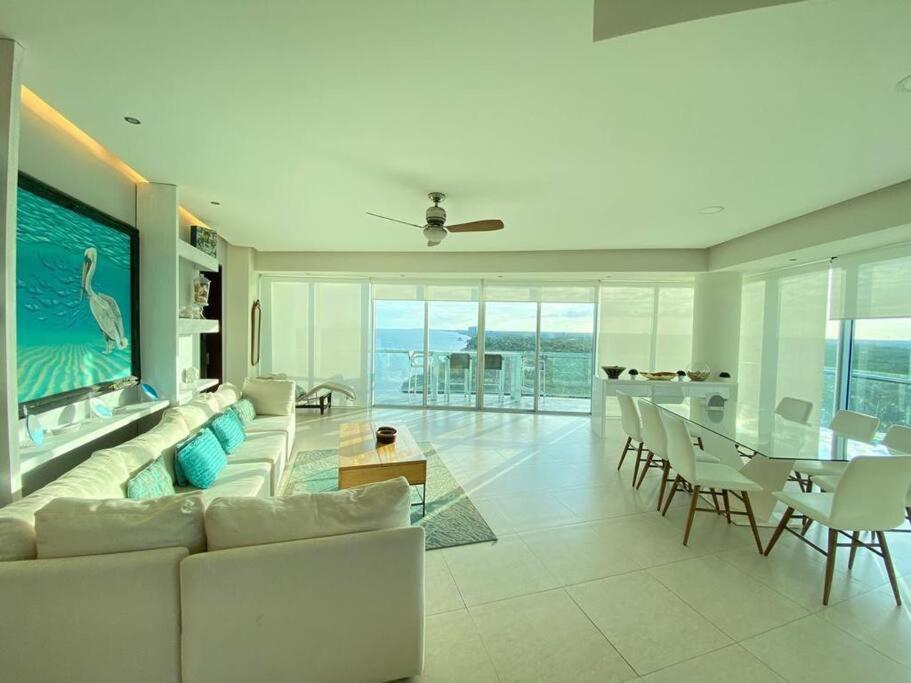 sala de estar con sofá blanco y mesa en Departamento frente al mar, en Cancún