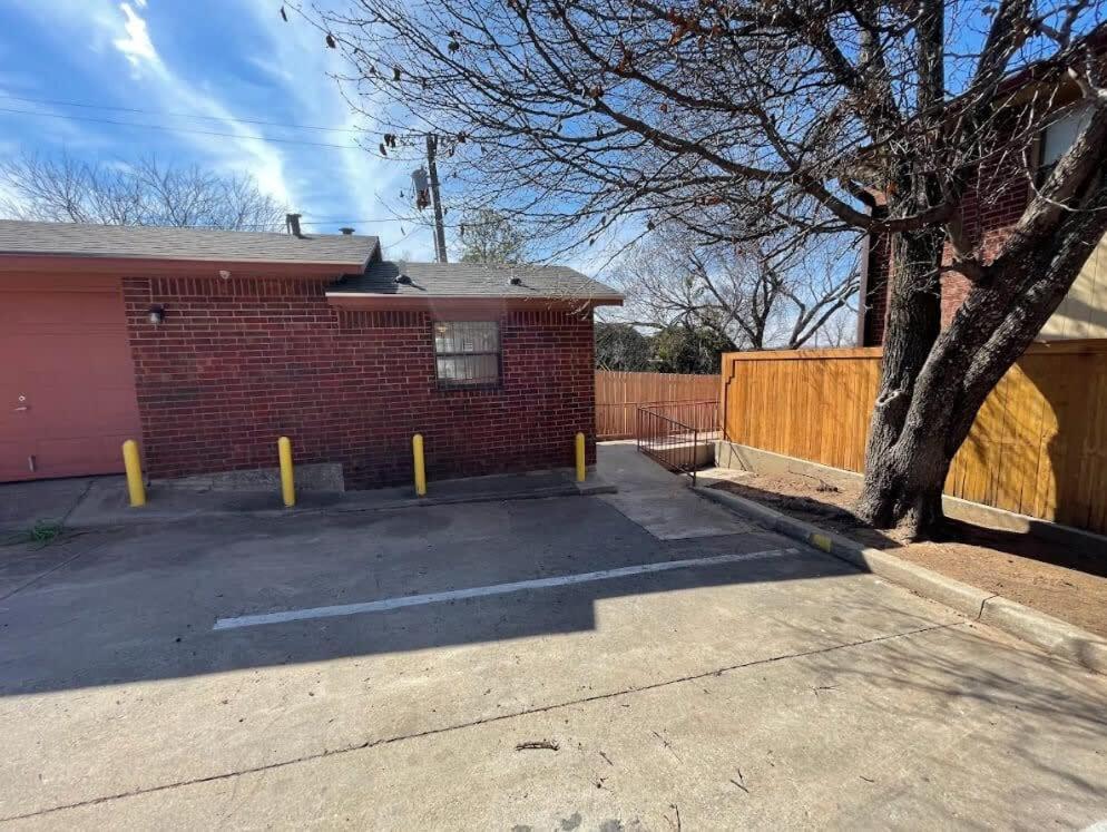 una casa de ladrillo con un árbol en un estacionamiento en 2BR 1Bath Downstairs Apartment near Fort Sill, en Lawton