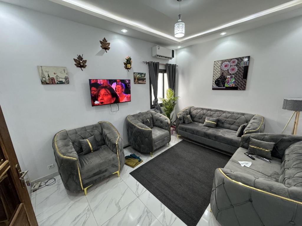 uma sala de estar com um sofá e duas cadeiras em Résidences Salsia - Almadies - Studio RDC em Dakar
