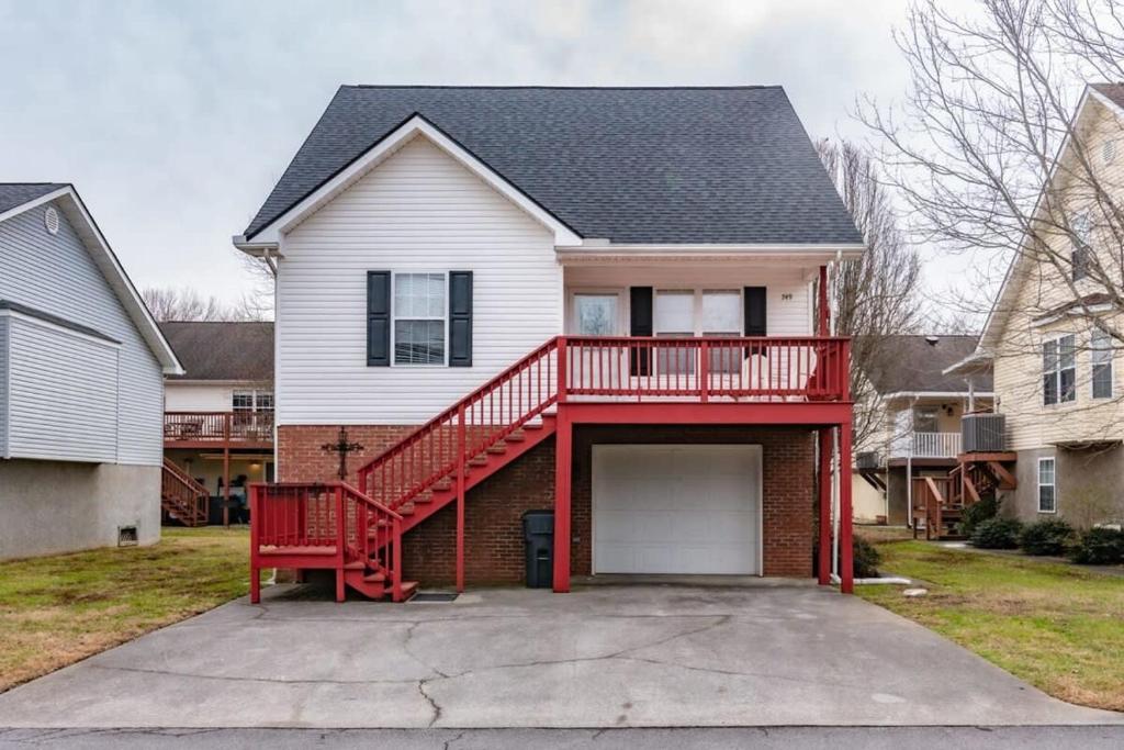 una casa con una escalera roja en la parte delantera en Entire house close to everything in Sevier County, en Pigeon Forge