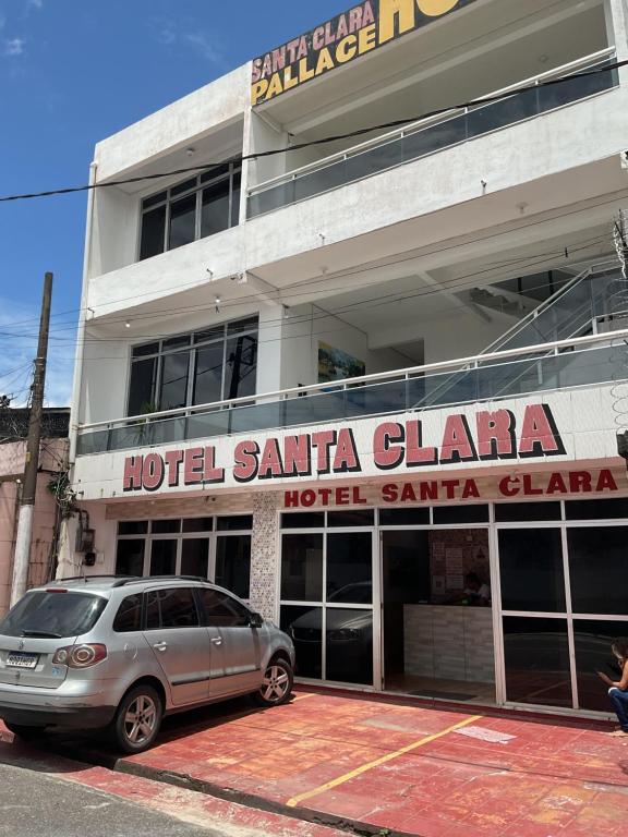 un coche aparcado frente a un hotel Santa Clara en Hotel Santa Clara, en Belém