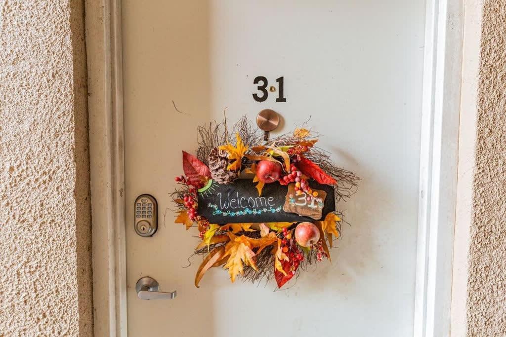 een krans op een deur met een klok erop bij Affordable one-bedroom apartment near downtown in Chattanooga