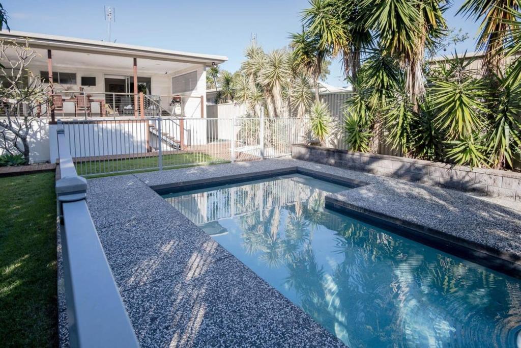 uma piscina no quintal de uma casa em Moffat Beach, Large families & friends unite here! em Caloundra