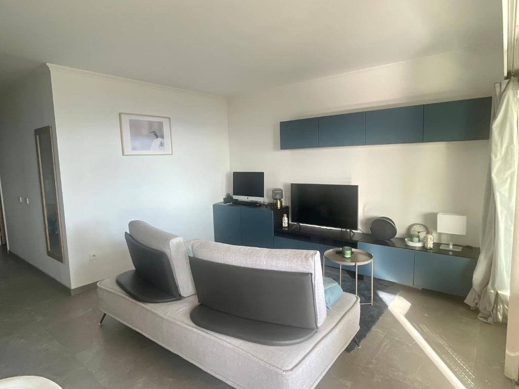 TV a/nebo společenská místnost v ubytování Appartement 2 pièces vue mer proche Monaco