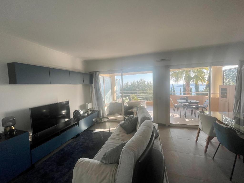 TV a/nebo společenská místnost v ubytování Appartement 2 pièces vue mer proche Monaco