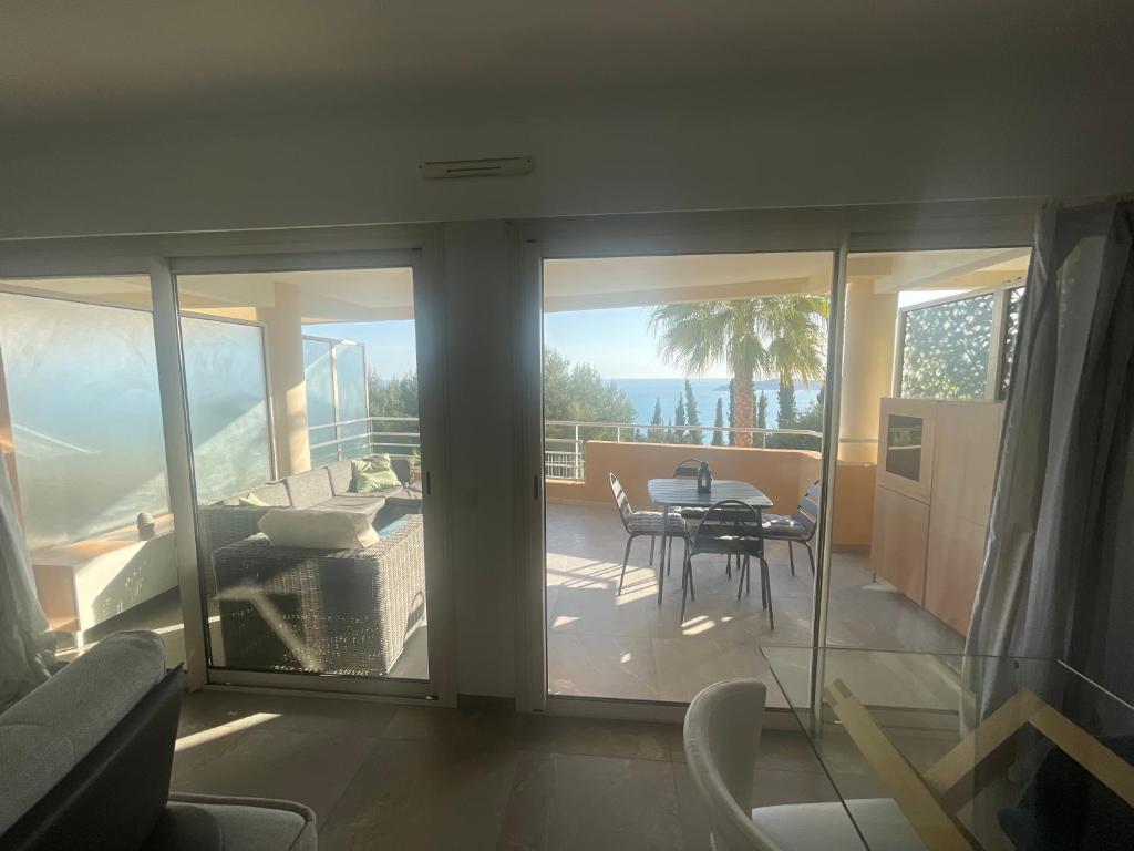 Fotografie z fotogalerie ubytování Appartement 2 pièces vue mer proche Monaco v destinaci Cap d'Ail