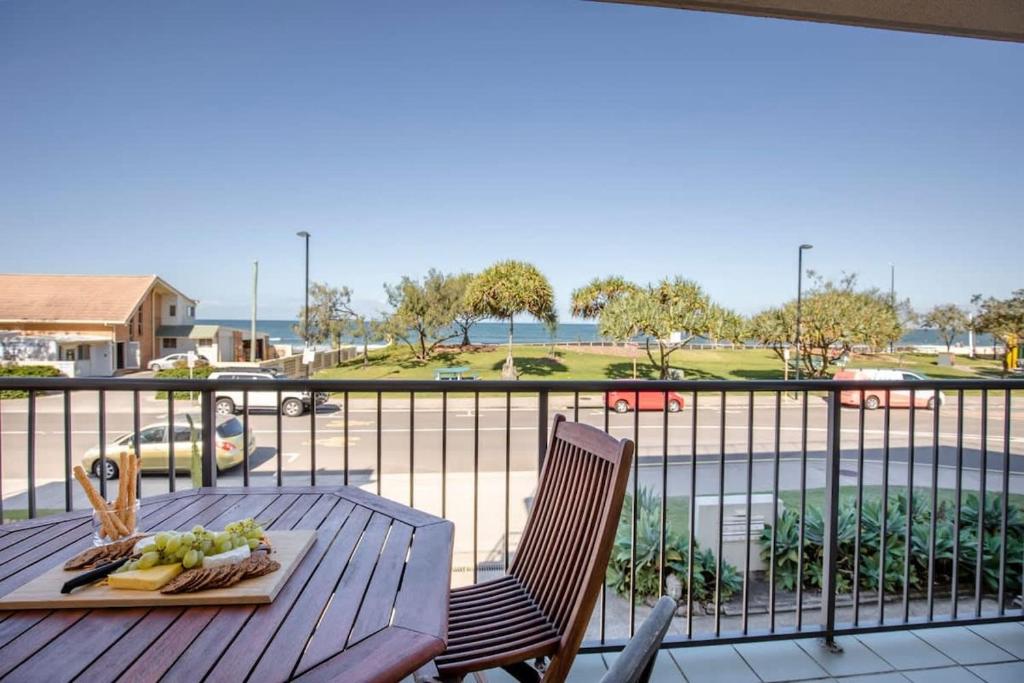 Balkón nebo terasa v ubytování Kings Beach Oceanfront Apartment With Pool