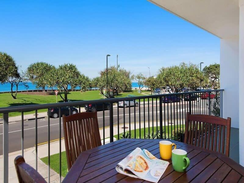 Balkón nebo terasa v ubytování Kings Beach Oceanfront Apartment With Pool