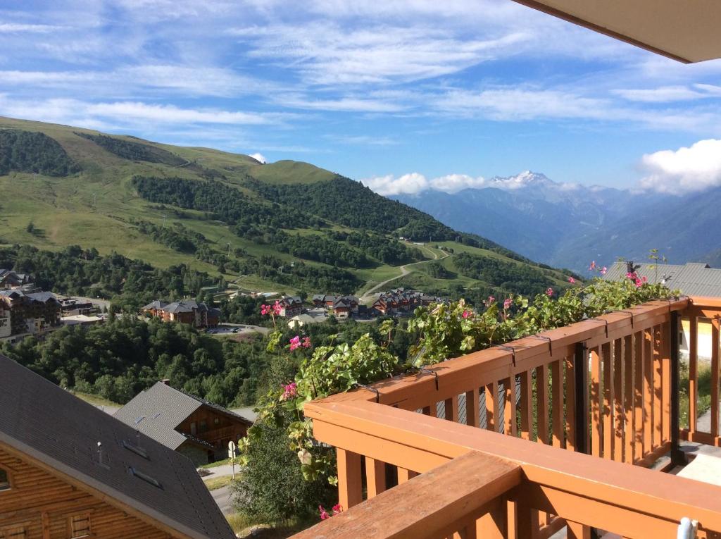 d'un balcon avec vue sur la vallée et les montagnes. dans l'établissement appartement avec parking interieur drap non fourni, à Saint-François-Longchamp