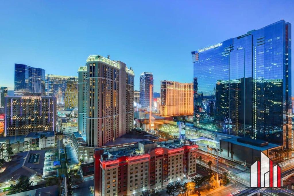 une vue sur la ville la nuit avec de nombreux bâtiments de grande taille dans l'établissement MGM Signature 15-603 Strip View Jacuzzi Studio, à Las Vegas