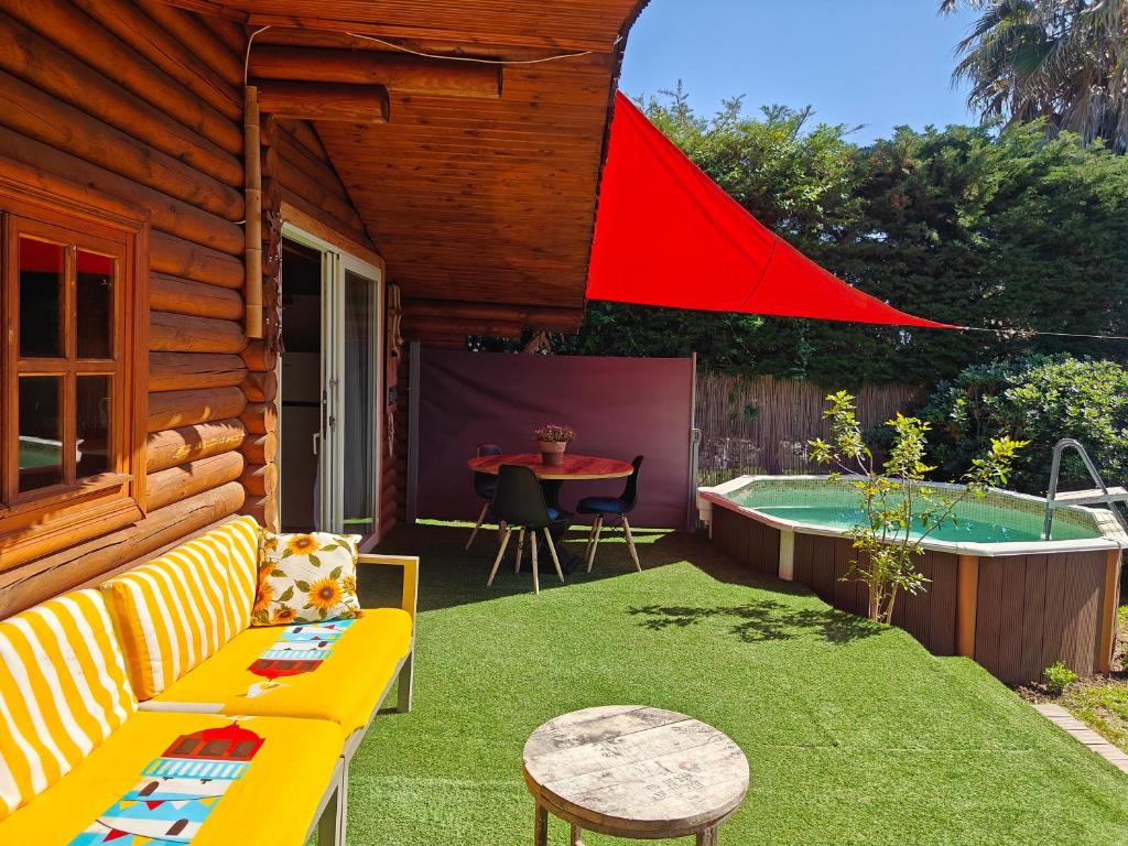 patio con tavolo e piscina di Romantic Private Cabin a Estepona