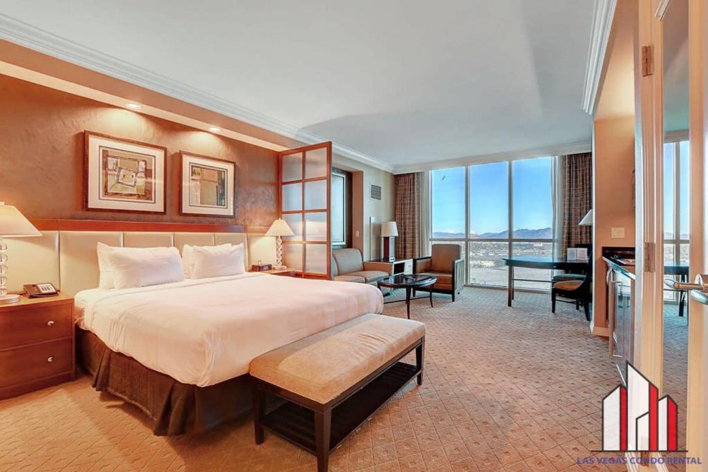 een grote hotelkamer met een bed en een bureau bij MGM Signature-28-816 Jacuzzi Studio in Las Vegas
