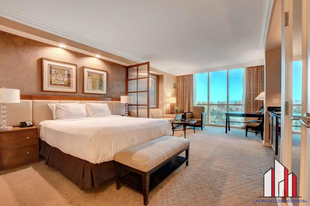 um quarto de hotel com uma cama grande e uma secretária em MGM Signature-04-704 Jacuzzi Studio em Las Vegas