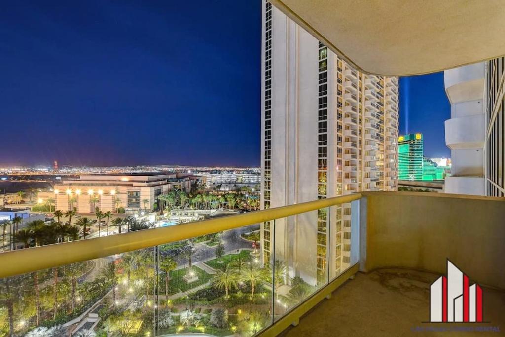 een balkon met uitzicht op de stad in de nacht bij MGM Signature-10-714 1Br Balcony Suite Accessible in Las Vegas