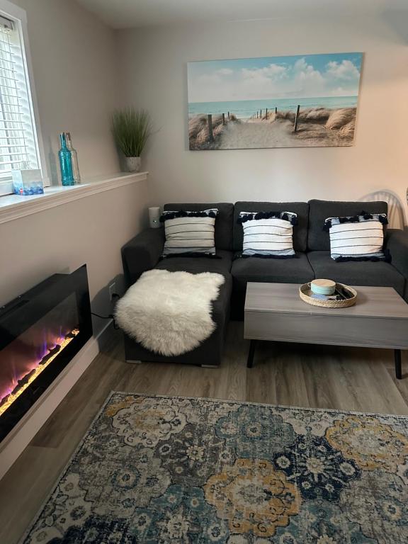 uma sala de estar com um sofá e uma lareira em Pleasant Valley Vacation Suite em Nanaimo