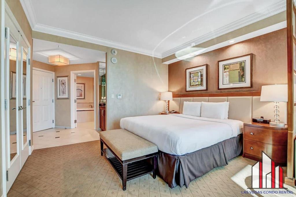 ein großes Schlafzimmer mit einem großen Bett und einem Badezimmer in der Unterkunft MGM Signature-11-604 Jacuzzi Studio in Las Vegas