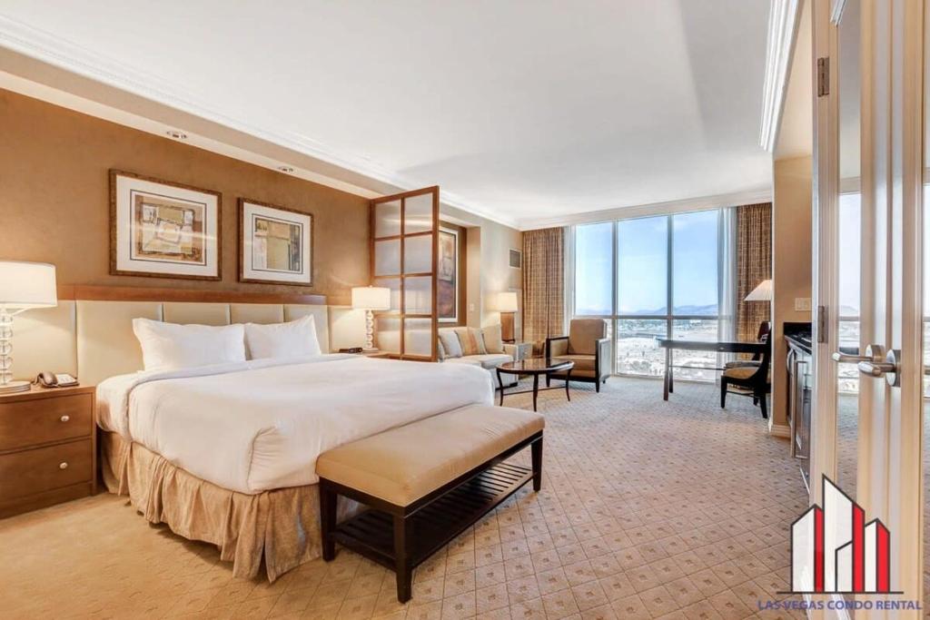 una camera d'albergo con un grande letto e una scrivania di MGM Signature-16-704 Jacuzzi Studio a Las Vegas