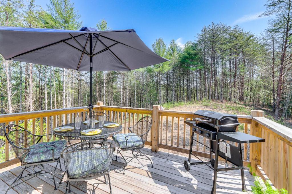 Μπαλκόνι ή βεράντα στο Near Hiking and Fishing Reliance Home with Fire Pit!
